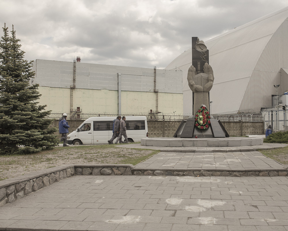 monumento ai caduti di Chernobyl davanti all centrale