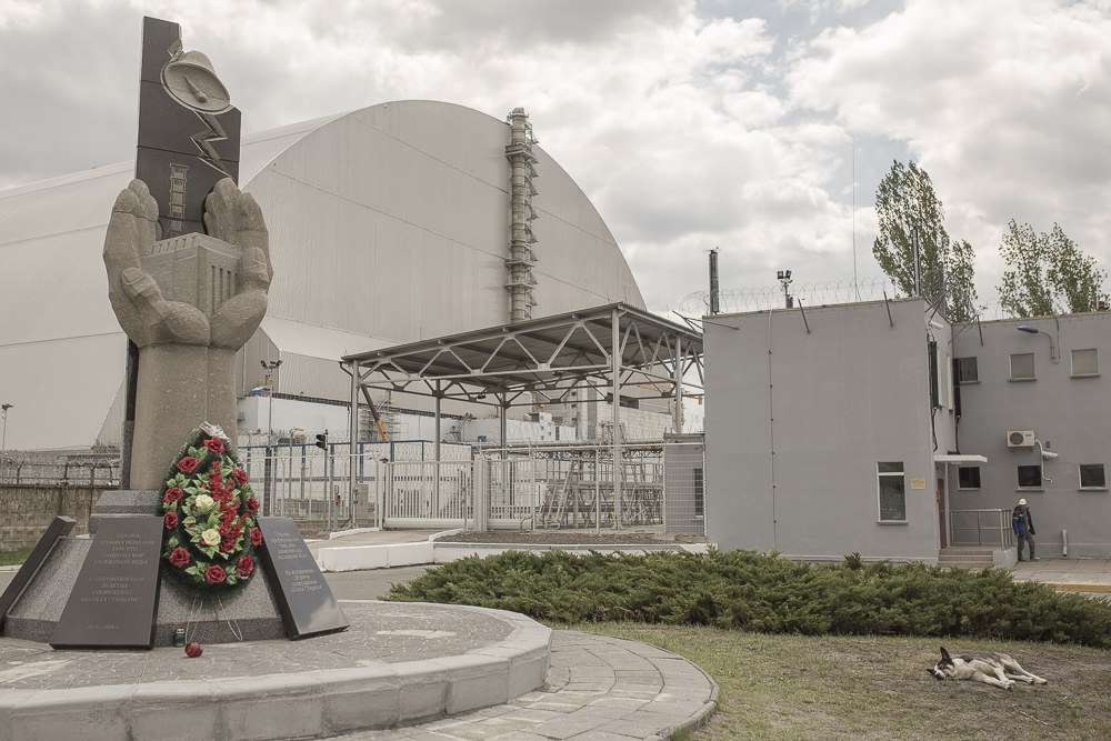 monumento ai caduti di Chernobyl davanti all centrale