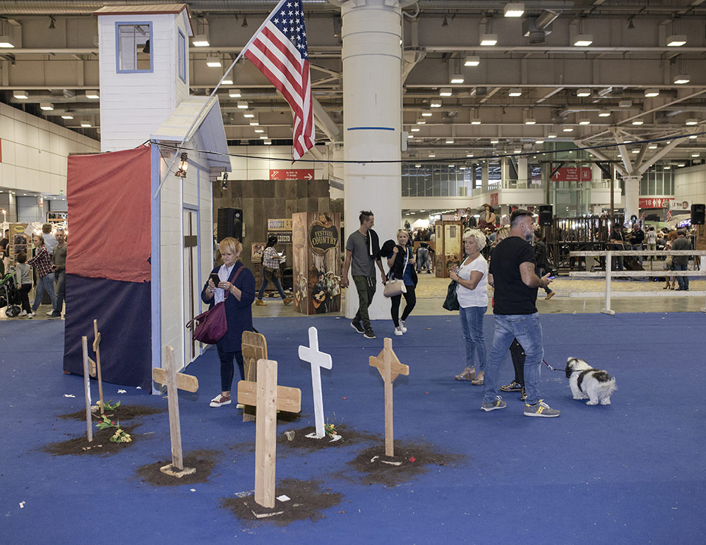 Fiera uno spaccato della società odierna cimitiero